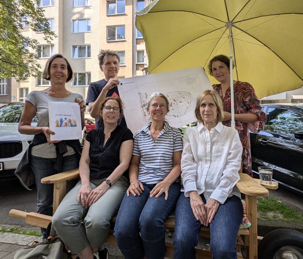 Übergabe an die Bezirksvertretung Innenstadt-Ost, von links nach rechts: Birgit Mattern (KA!SERN), Bruno Brödner (Ideenkarte), Sigrun Katscher (BV); Annette Simmgen-Schmude (Gewinner-Projekt „Mobile Schattenbänke im Kaiserviertel“), Christiane Gruyters (Bezirksbürgermeisterin Innenstadt-Ost), Ina Rateniek (Jury-Moderatorin), Foto: Gerhard Gruschczyk
