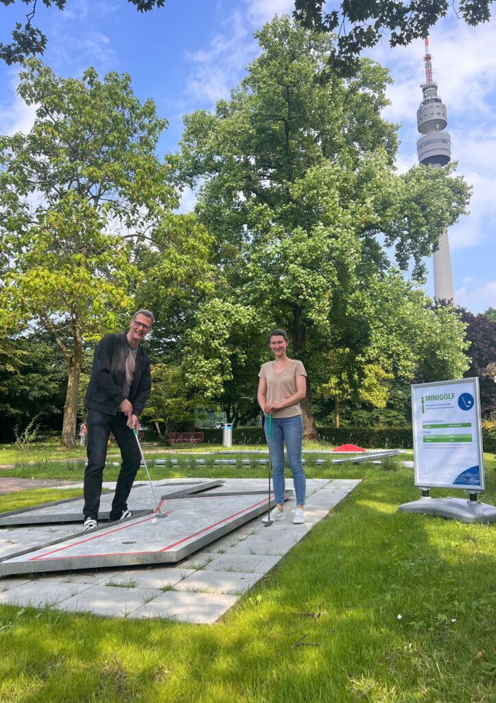 Die Minigolfanlage im Westfalenpark ist wiedereröffnet! Die Attraktion wurde von Marc Büchsenschütz (Programmleiter) und Jenni Forthoffer (Programmkoordinatorin) zur Eröffnung feierlich eingeweiht. Foto: Bonita Fahrenhorst / Westfalenpark