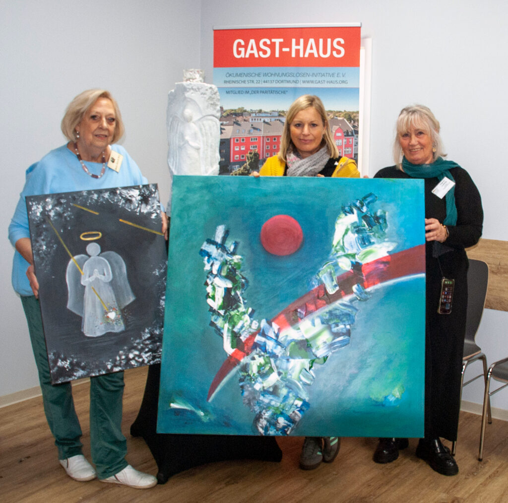 Das Foto zeigt von links: Dagmar Schnecke-Bend (Künstlerin und Goldschmiedin), Katrin Lauterborn (Geschäftsführerin Gast-Haus) und Dagmar Ludewig (Kulturbeauftragte Gast-Haus), Foto: Rüdiger Beck